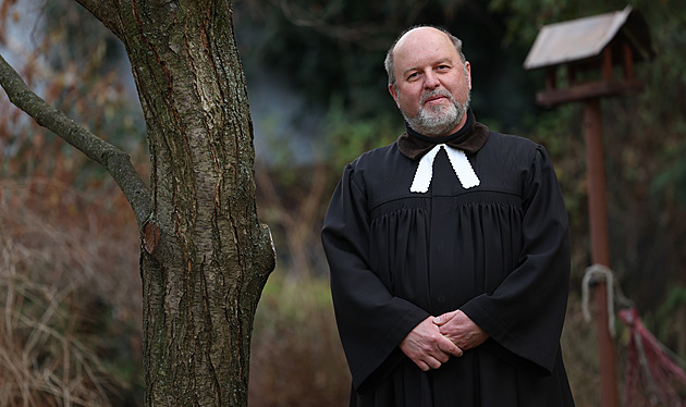 Dejte prostor tichu a jen buďte, radí farář. Občas pořádá bohoslužby i v hospodě