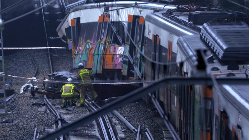 Černý týden na španělských kolejích. Po tragédii s desítkami mrtvých najel vlak do jeřábu
