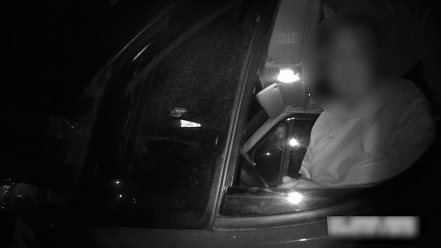 Řidič kličkoval po silnici, za volantem si dával pivo. Skoro nepiju, tvrdil pak hlídce