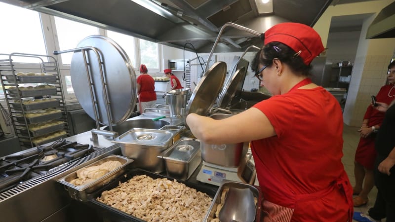 Platit kuchařky a školníky? Nebudou peníze na investice, zní z měst. Kritika míří na stát