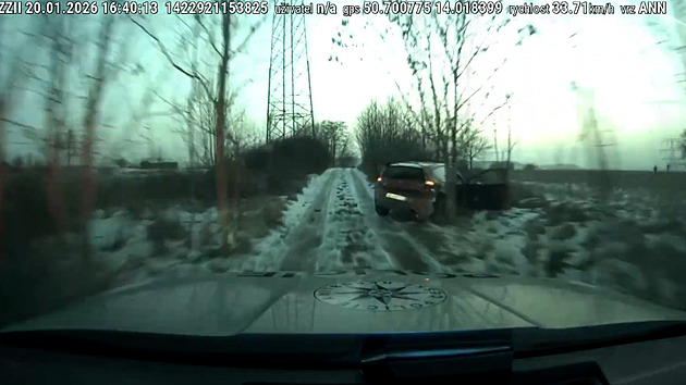 Trub! Ujíždějící mladík málem srazil děti, policie ukázala záběry z jeho vozu