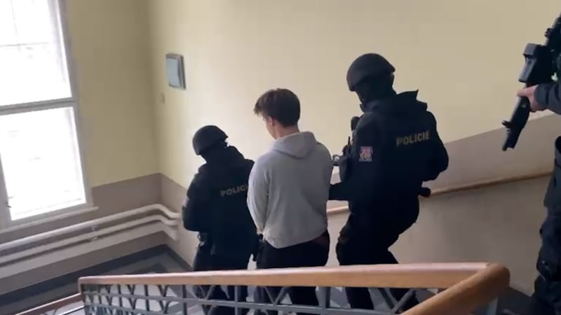 Ubodal matčina přítele a míří do vazby. Bránil jsem sestru, tvrdí 17letý mladík z Chrudimi