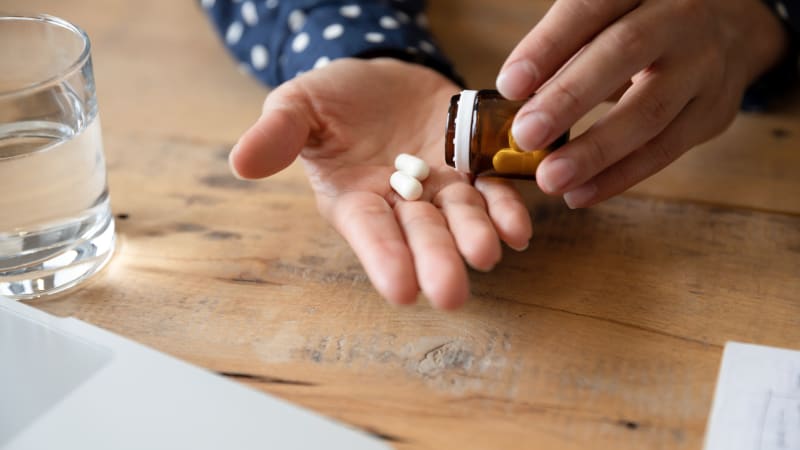 Lék k úlevě od bolesti a horečky musí z pultů okamžitě pryč. Úřad stahuje hned dvě vadné šarže