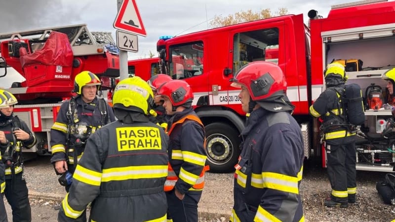 Poplach v Praze: U narušeného plynového potrubí zasahují hasiči, MHD nejezdí