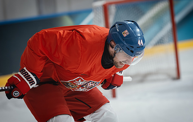 Hokejisté se chystají na Švýcary, trénoval i zraněný Rutta. Jeho start je však nejistý