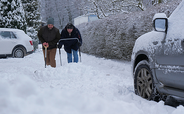 OBRAZEM: Komplikace v dopravě i zimní pohádka. Vysočinu zasypal přes noc sníh