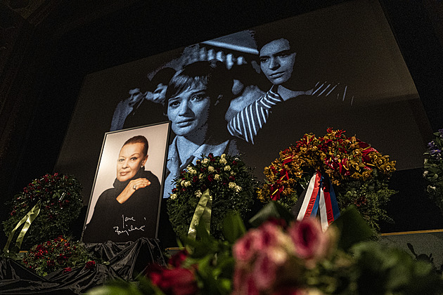 Věnec od prezidenta, záběry z filmů. Lidé se loučili s Brejchovou, rodina ji už pohřbila