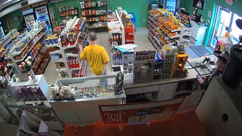 Muž v USA chtěl unést expartnerku, ta se skryla v obchodě. Prodavačka popsala děsivé chvíle