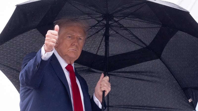 Trump ocenil Macinku za rozepři s Clintonovou: Skvělá práce. Pozdravujte vaši úžasnou zemi