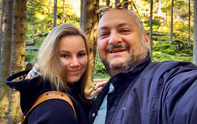 Užívá si za cizí peníze, kritizují Hezuckou. Závist je ubohá, vzkazuje vdova