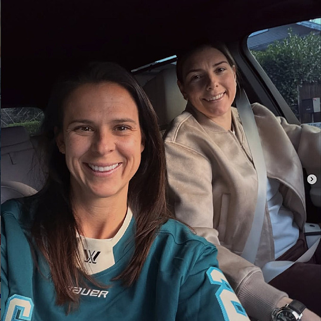 Další olympijské zásnuby. Rychlobruslařka řekla ano kapitánce hokejistek USA