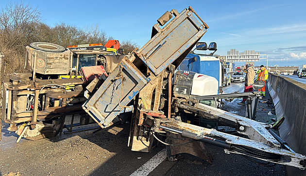 Na Pražském okruhu se převrátil náklaďák převážející bagr, tvoří se kolony