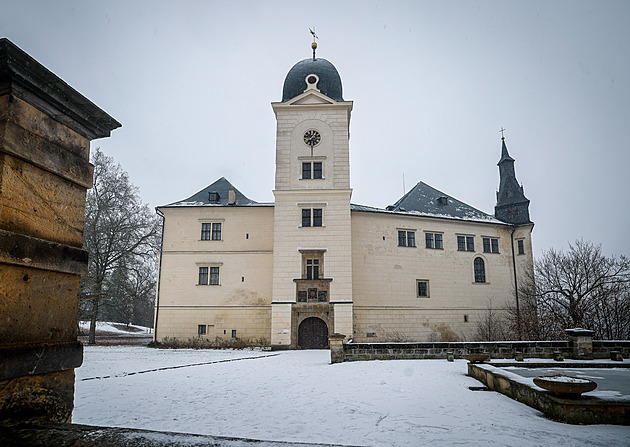 Přijde zámek Hrubý Rohozec o většinu mobiliáře? Soud rozhodne o jeho vydání