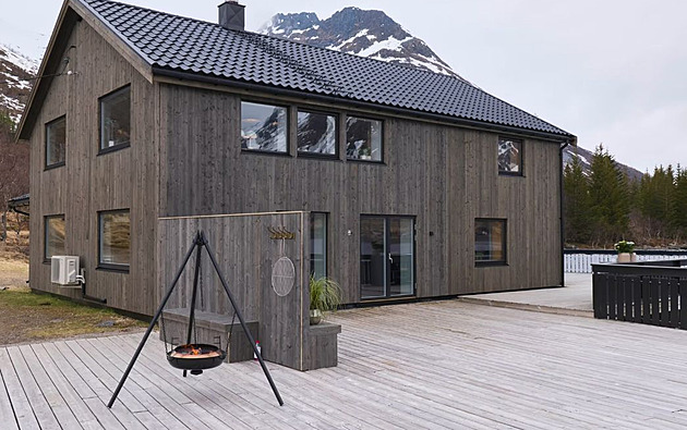 Z bývalého starého skladu vznikla stylová chata s obří terasou