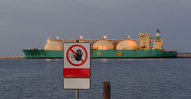 Ropa a plyn kvůli bojům v Íránu prudce zdražují. Dolar posiluje, koruna ztrácí