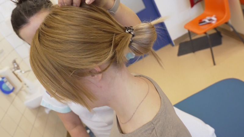 Bolestivá daň za koukání do mobilu: Čechy trápí SMSková šíje. Jak se problému vyhnout?