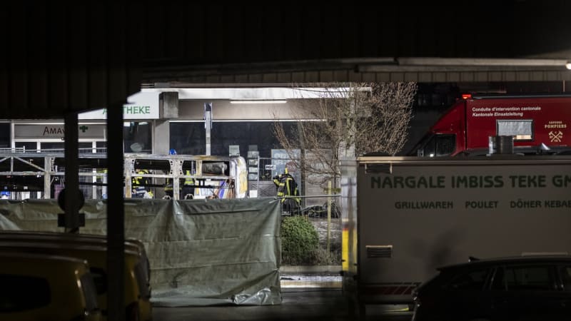 Další tragédie ve Švýcarsku. Autobus zachvátily plameny, na místě jsou mrtví i zranění