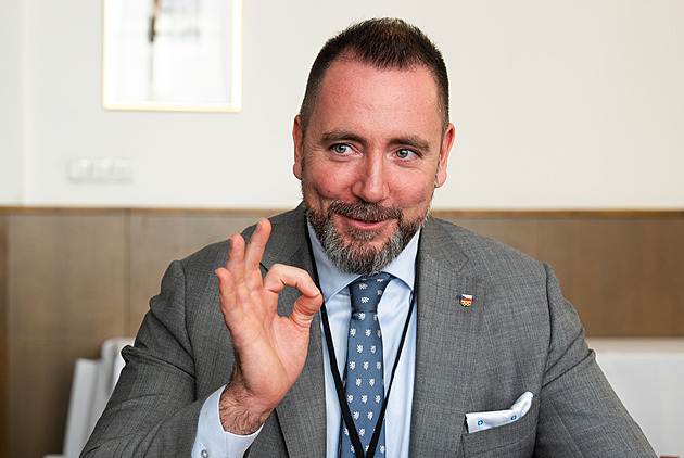 Červeného zvali zemědělci hned, jak byl jmenován. Tak nemá čas na Brusel a jede Turek