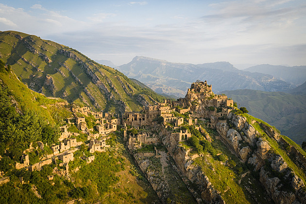 Dagestánské „Machu Picchu“. Horské město Gamsutl nezničila válka, ale tradice