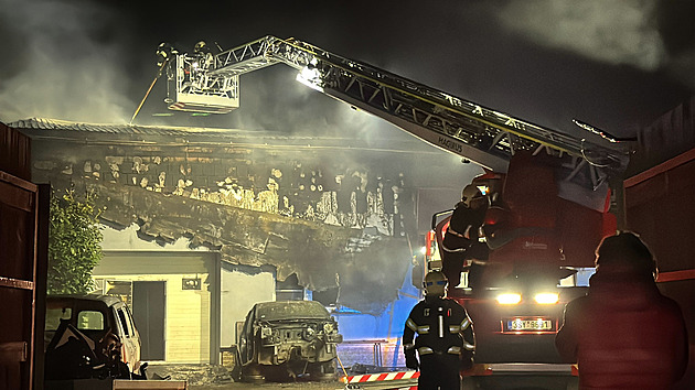 Požár autodílny u Příbrami hasili až do noci. Vyšetřovatelé zjišťují škody a příčinu