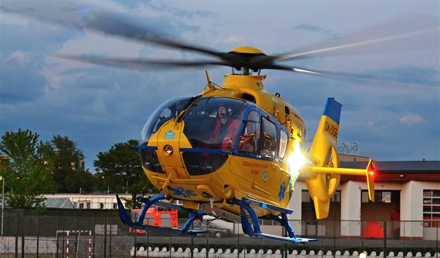 Tragédie ve firmě na Chomutovsku. Po úrazu zemřel dělník, druhý je vážně zraněný