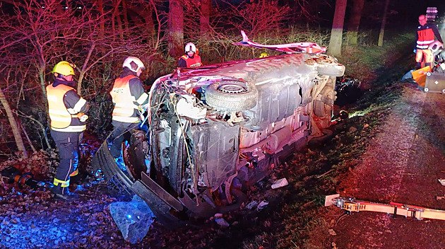 Při srážce auta a sanitky se zranilo šest lidí, jednu ženu resuscitovali