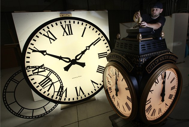 Změna času 2026 se blíží. Kdy si přispíte a kdy přetáčení ručiček konečně skončí