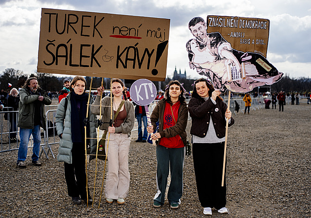 OBRAZEM: Letná plná vzkazů politikům. Podívejte se, co konkrétního jim říkají