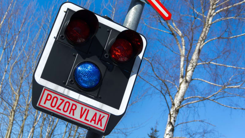 Srážka vlaků na Nymbursku: Osobní souprava se střetla s nákladní, provoz stojí