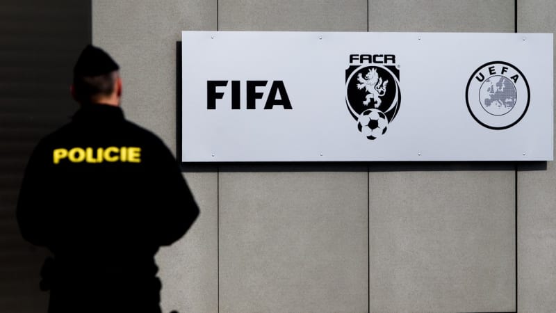 Skandál kvůli korupci ve fotbale: Žalobci chtějí vazbu pro pět lidí, zbytek propustili