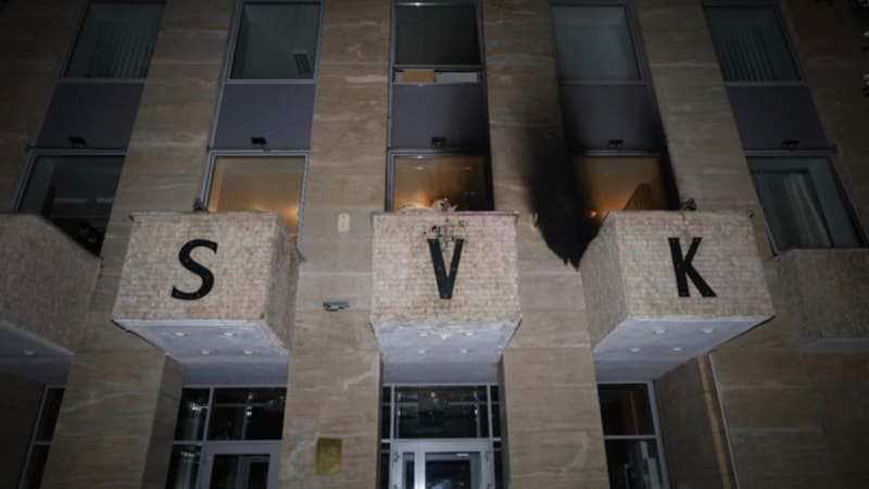 Útok zápalnými láhvemi na Ruský dům v Praze: Jeho šéf mluví o monstrech a nelidských bytostech