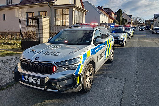 Manévry u školy v Humpolci zavinil otec žačky, který si prohlížel zbraň v autě