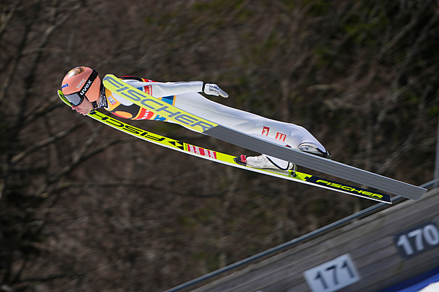 Rakouští skokané vyhráli závod družstev v Planici, mezi ženami triumfovala Prevcová