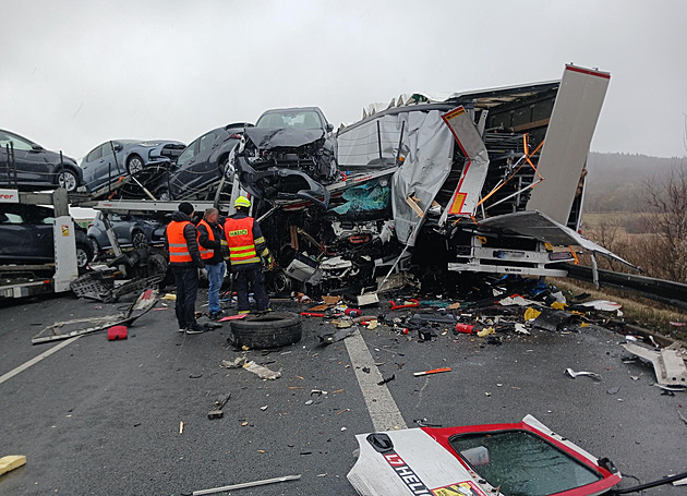 Nehoda kamionů uzavře D8 zřejmě do noci, policie z kolony vyvede auta s dětmi