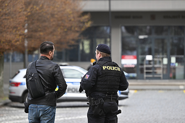 Rozhoduje se o vazbě pro pátého obviněného z útoku v Pardubicích, přišly podporovatelky