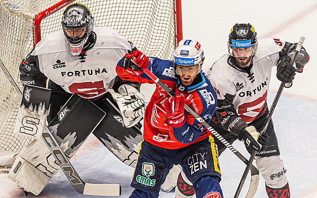 ONLINE: Pardubice na Spartě útočí na mečbol, zajistí si Třinec postup do finále?