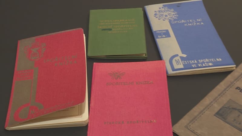 Konec jedné legendy. Poslední česká banka přestala vydávat vkladní knížky