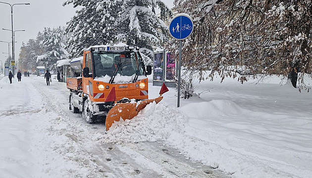 Odklízení sněhu i ledovka. Navzdory průměrné zimě si mnohá města připlatila