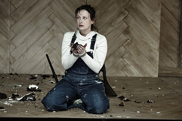 RECENZE: Sněhobílý dort vězněnou dívku neobměkčil. Dejvičtí hrají o manipulaci