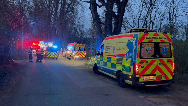 Poplach v Praze: Do Vltavy spadlo několik lidí, na místě zasahovali záchranáři