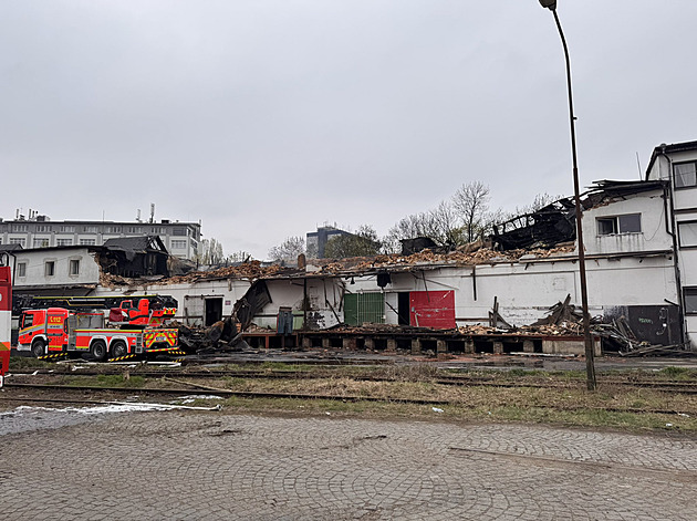 Hasiči po požáru likvidují skrytá ohniska, rypadlo odstranilo nestabilní část střechy