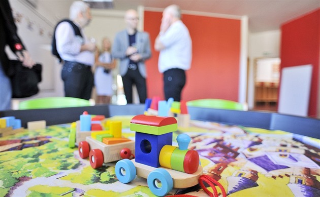 „Upřímně nevím, jak to řešit.“ Obec nemá ve školce dost míst a bude platit rodičům