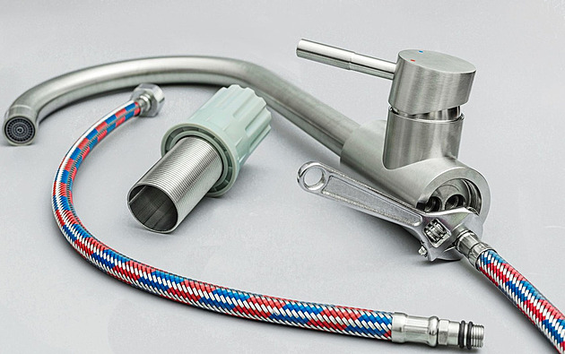 Když už teče, je pozdě. Prasklá hadička způsobí škody za statisíce