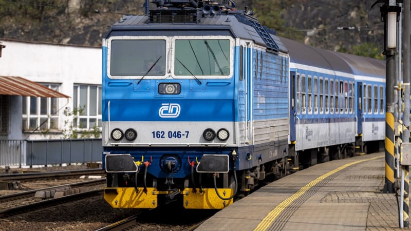 Vlak srazil člověka, ten zemřel. Spoje z Holešovic do Roztok i směrem na Ústí dvě hodiny stály