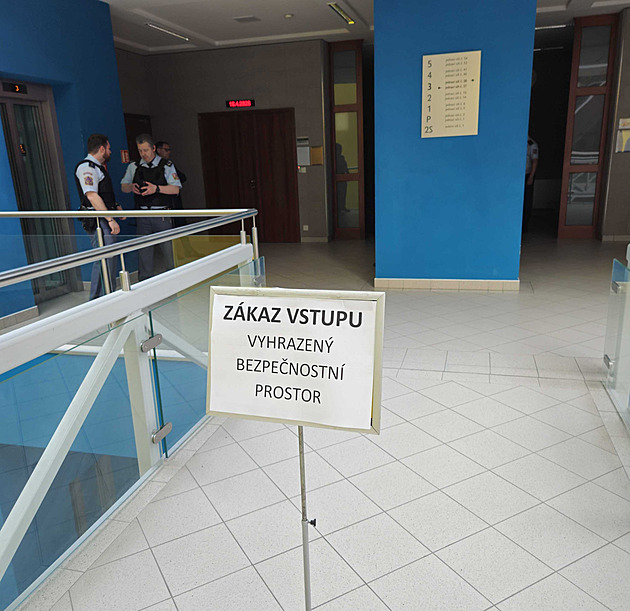 Soud jedná o prodloužení vazby Tomáše Jiřikovského, přivedli ho bočním vchodem