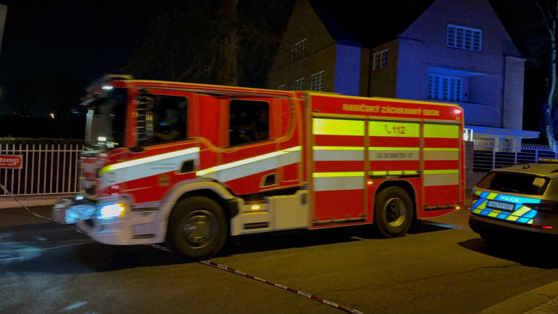 Plameny zachvátily pekárnu v Horní Suché. Pro vážně popáleného muže letěl vrtulník