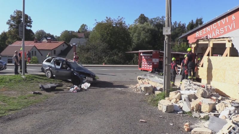 Na Semilsku vytlačil auto, skončilo v řeznictví. Obviněný řídil pod vlivem, usmrtil dva lidi 