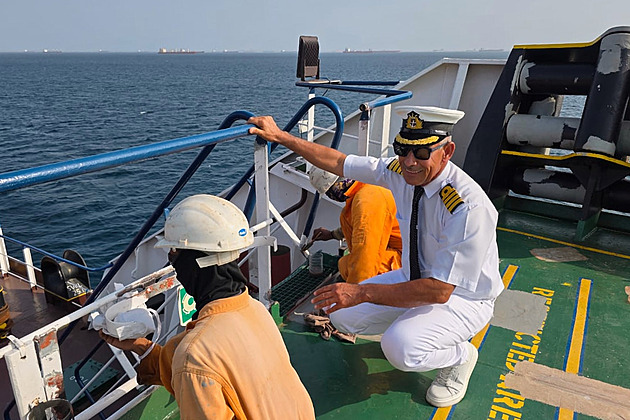 Je to plavba ohnivou koulí. Kapitán tankeru pokračuje v práci i navzdory nebezpečí