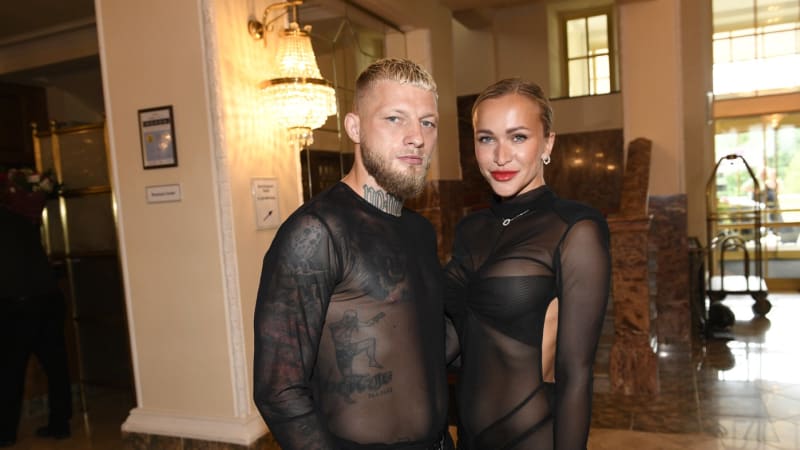 Nahoru dolů. Roušal odhalil přípravy na zápas, Slováková podmínku klidné domácnosti