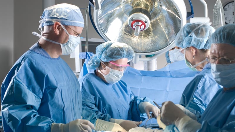 Dívenka z Ruska si stěžovala na bolest břicha. Šokovaní lékaři jí z těla vytáhli 20 magnetů